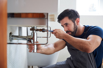 Common Plumbing Emergencies That Require the Attention of an Emergency Plumber